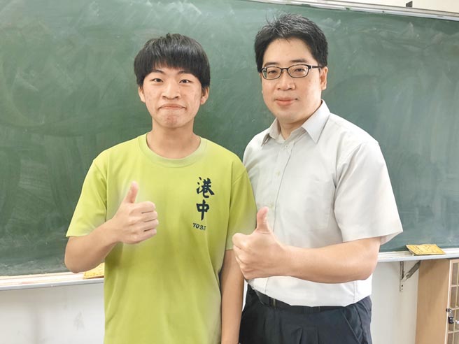 高雄小港高中學生陳宥翰（左）家境困苦，參加國立台灣大學針對弱勢生辦理的「希望入學計畫」，順利考取台大生命科學系。（洪浩軒攝）