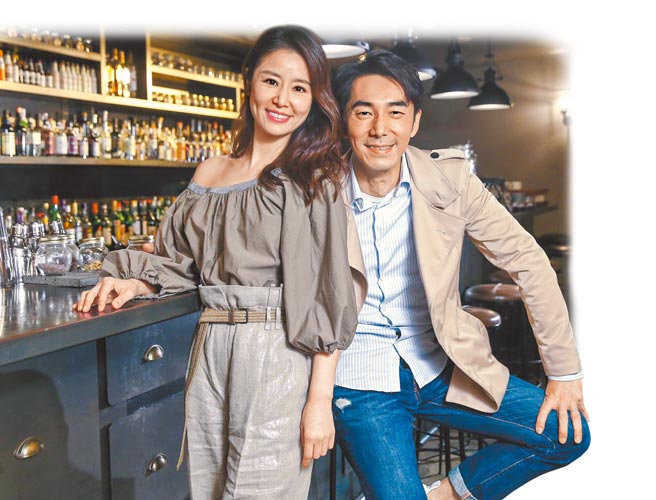 林心如（左）昨与李李仁畅聊她监制的电影《迷失安狄》。（粘耿豪摄）