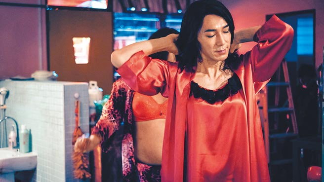 李李仁在片中戴假髮、穿胸罩揣摩女人。（满满额娱乐提供）