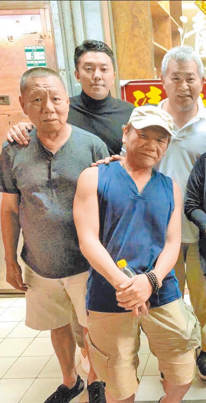 段钧豪（后排中）Po出与张华坤（左）、赵传（前排）、资深导演兼制片吴功（后排右）的合照。（段钧豪提供）