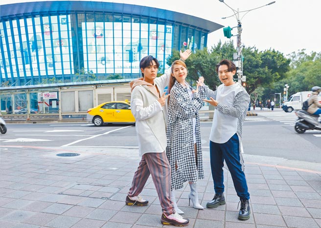 「告五人」云安（左起）、犬青、谦哥，昨举办发片记者会。（相信音乐提供）