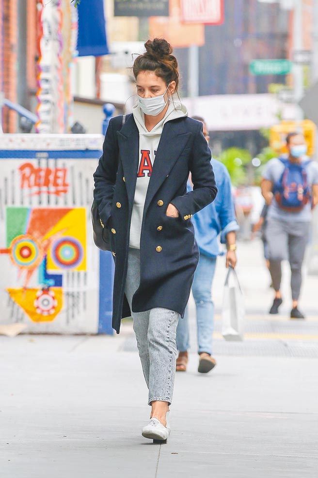 凯蒂荷姆斯穿快时尚也有型，穿GAP帽T配上RE/DONE军装外套，加上rag & bone灰色丹寧裤，展现都会风情。（CFP）