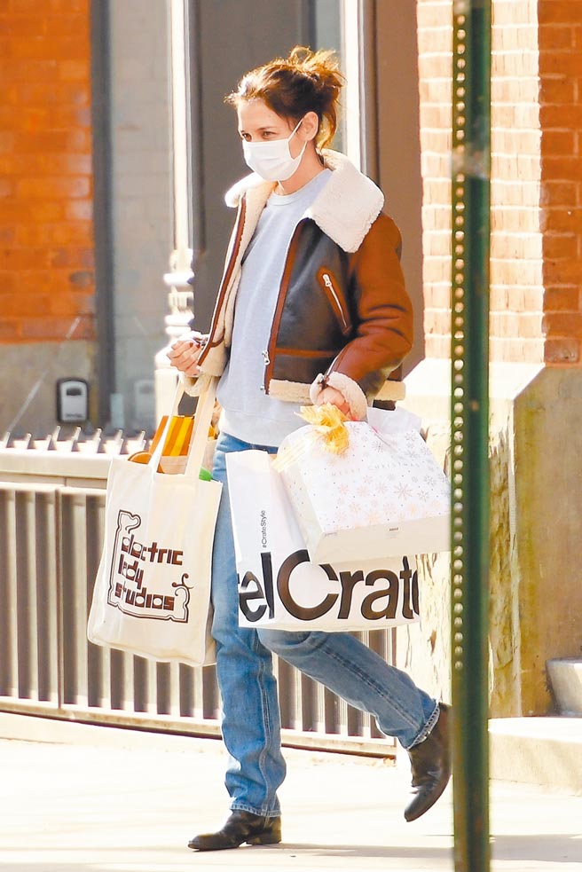 凯蒂荷姆斯进行耶诞血拼，身穿rag & bone剪毛皮衣外套，搭配白T、丹寧裤与靴子，都会时髦。（CFP）