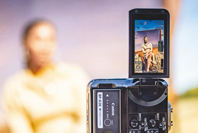 Canon EOS C70加入垂直拍摄功能，对于喜欢拍Vlog或短影片的使用者来说，不需后制更方便。（Canon提供）