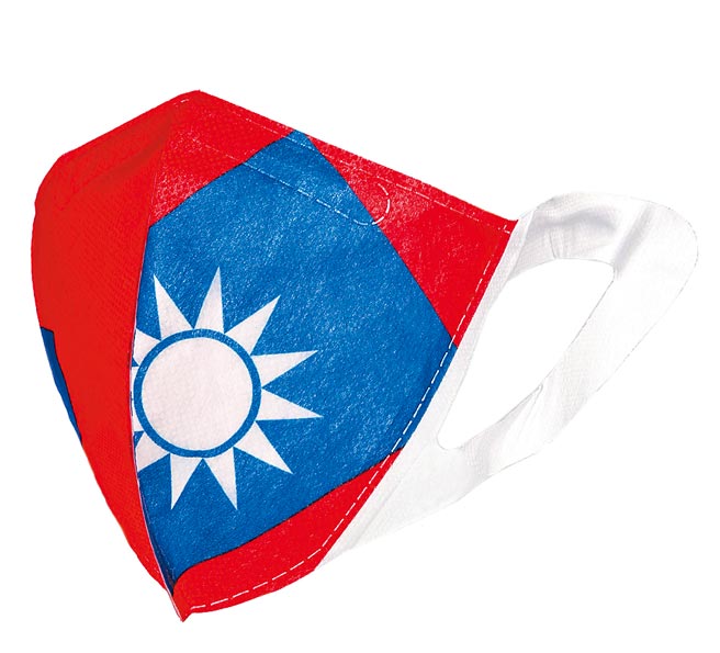 愛買「匠心國旗立體醫用口罩」，每組5入88元，每店各限量100組。（愛買提供）