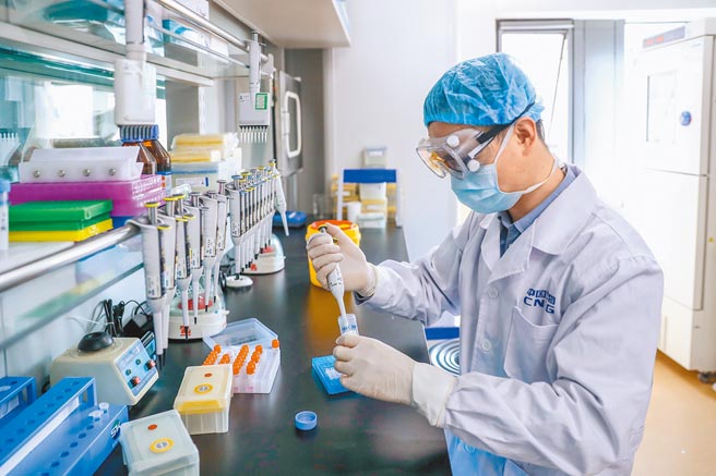 大陆各地陆续展开施打新冠疫苗，图为国药集团工作人员对新冠病毒灭活疫苗样品进行杂质检测。 （新华社资料照片）