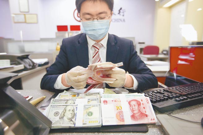 山西太原一名银行工作人员正在清点货币。（中新社资料照片）