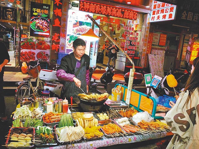 夜上海，沿路都是好吃的小店或路边小摊。（作者提供）