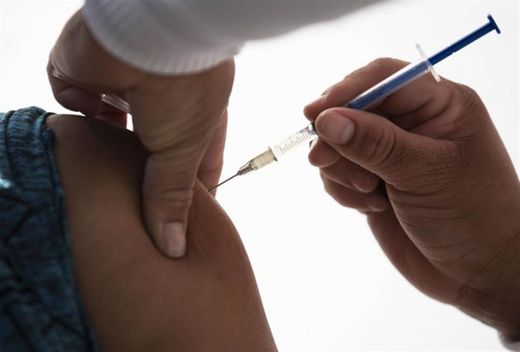 一名護理人員在接種輝瑞疫苗後一周後，經檢測仍確診新冠病毒，引起疫苗效用疑慮。不過醫學專家與輝瑞表示，身體需要更多時間才能建立起完整保護。（美聯社）