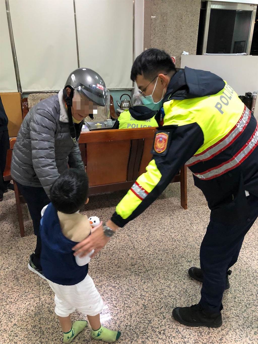 4歲男童偷溜出門，新北市永和警分局警員協助與家人團圓。（永和警分局提供）