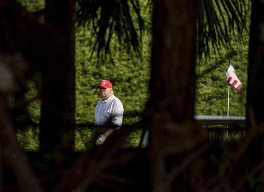 川普卸任前，忙着在自家高尔夫俱乐部打小白球。美联社(photo:ChinaTimes)