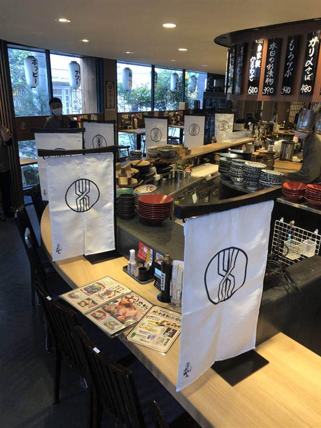 日本餐厅用纸与布料充当隔离板，PTT乡民傻眼：华而不实。(图／PTT)