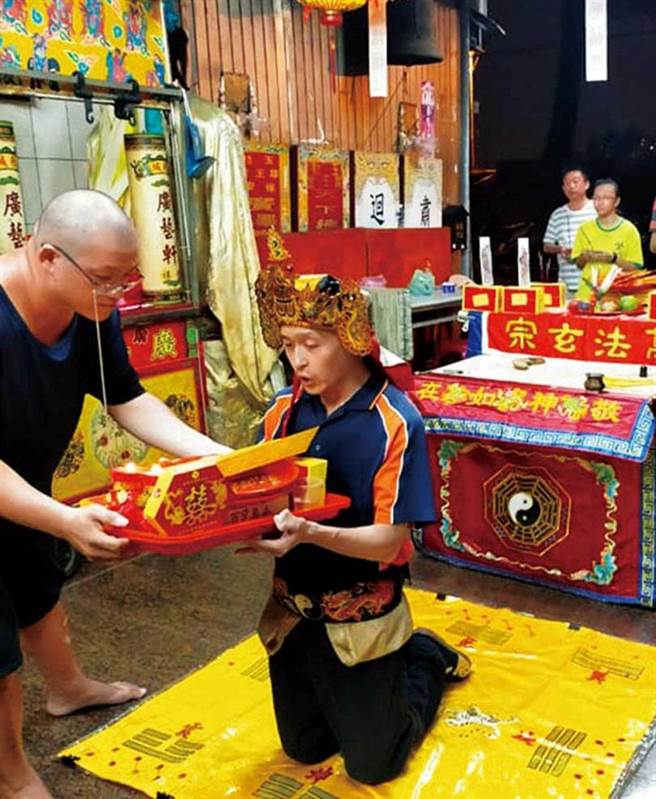台湾社会深受道教文化影响，重要节日会举行「拜斗」、「礼斗法会」，祈求平安。（图／翻摄自台南尊王堂脸书）
