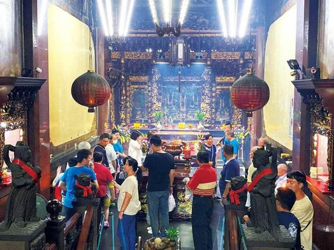 民眾在「斗籤纸」写上姓名、生辰八字，宫庙会诵读祝祷文，帮助信徒消灾改运。（图／翻摄自集义宫脸书）