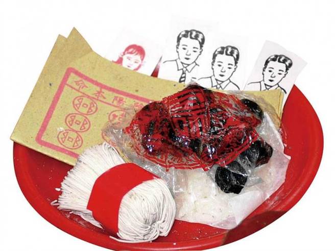 民眾在「斗籤纸」写上姓名、生辰八字，宫庙会诵读祝祷文，帮助信徒消灾改运。（图／翻摄自集义宫脸书）