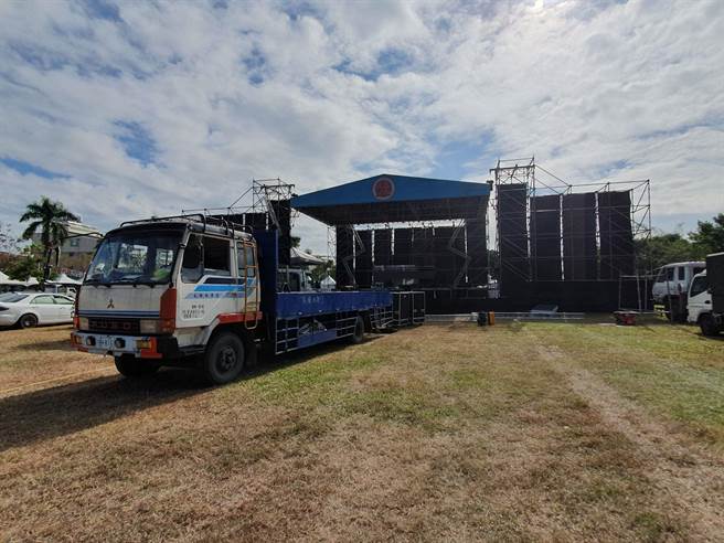 屏縣府因為疫情考量，宣布延後辦理跨年晚會，搭好的舞台也將拆除。(屏縣府提供)