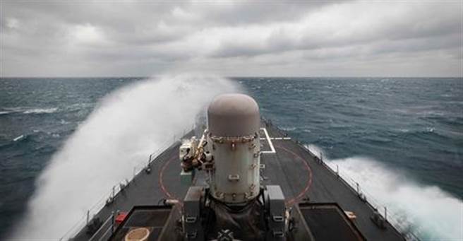 美军31日清晨通过台湾海峡。（图片摘自美国第七舰队脸书）