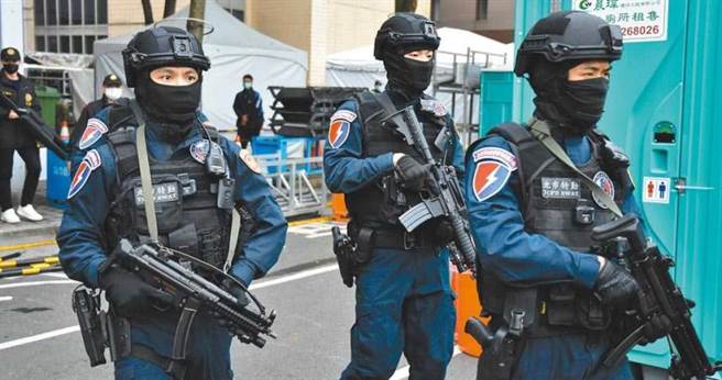 台北市刑大特勤中队干员，荷枪实弹在跨年晚会会场仔细检查，加强维安工作。（图／警方提供）