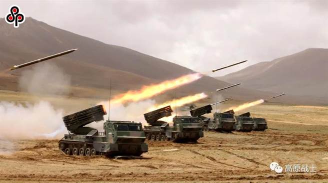 印媒鼓吹干涉西藏事务，中国驻印使馆严正批驳错误言论。图为2020年10月10日，中印衝突后，中国大陆西藏军区远火部队在4000米高原展开军演活动。（摘自新浪网）
