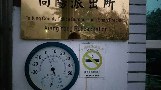 The highest altitude station in Taitung County, the Xiangyang Police Station, the temperature dropped below 0 degrees this morning and the ice fell.  (Provided by the Taitung Guanshan Police Section)