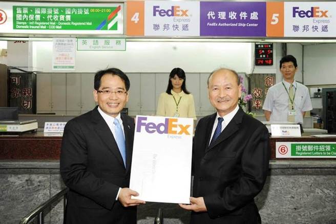 （2010年联邦快递台湾区总经理朱兴荣(左)与时任中华邮政董事长游芳来(右)共同寄出第一件联邦快递国际优先快递包裹。图／业者提供）
