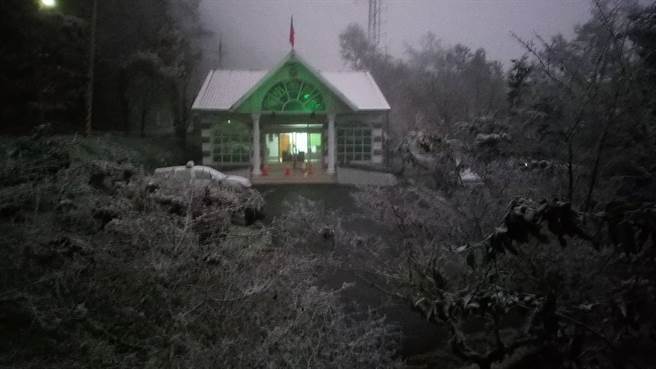 The highest altitude station in Taitung County, the Xiangyang Police Station, came down on the ice this morning, and the police station was hidden in the snow, as if it were in a fairy tale.  (Provided by the Taitung Guanshan Police Section)