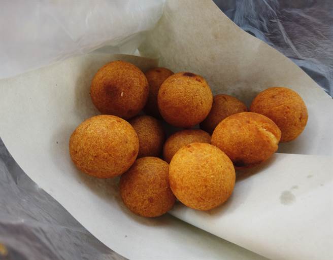 女子等地瓜球太久，被告知「要先付钱、拿号码牌才能买」，气得直接在网路上留负评。（示意图/达志影像/Shutterstock提供）