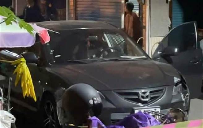 高雄市鳳山區30日晚間發生歹徒拒檢撞警的事件，透過民眾報案，警方於死巷尋獲車輛，吳姓毒品人口遭槍斃陳屍後座。（翻攝臉書社團《高雄五甲大小事》）