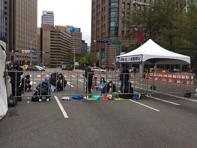 台北市跨年将登场，已有民眾在管制区外排队。（张立勋摄）