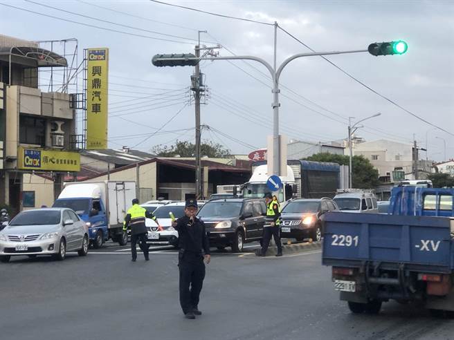 因應即將到來2021年1月1日至1月3日元旦假期返鄉及觀光車潮湧入，台南市麻豆警分局針對轄區烏山頭水庫等風景區、廟宇加強交通疏導。（台南市麻豆警分局提供／劉秀芬台南傳真）