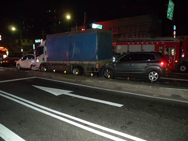 驾驶恍神忘了停，3自小客货连环追撞警消抢救伤者脱困。(苏育萱翻摄)
