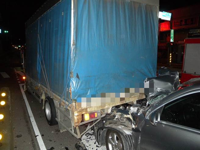 驾驶恍神忘了停，3自小客货连环追撞警消抢救伤者脱困。(苏育宣翻摄)
