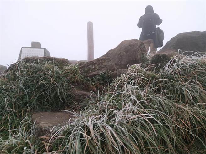 阳明山的七星山峰顶白茫茫一片，下起一阵阵冰霰。(翻摄自 发现阳明山FB)