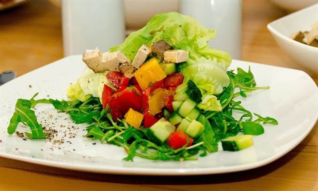 美女中醫師羅珮琳，自製低卡溫沙拉顧胃不發胖。(示意圖/Pixabay 康健雜誌提供)