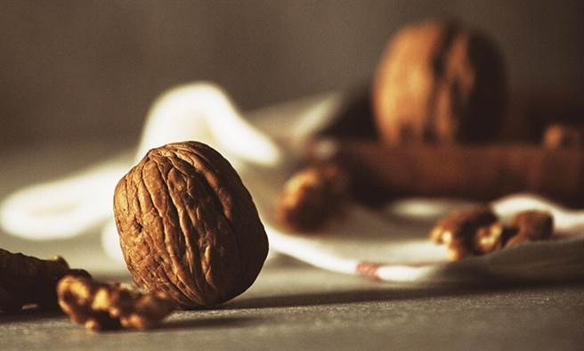 晚餐後若還覺得餓以1把堅果當作零嘴。(示意圖/康健資料照片 康健雜誌提供）