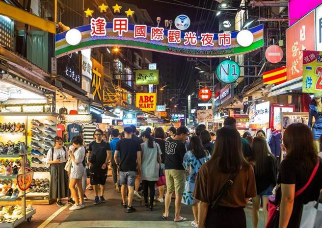 台中市政府与逢甲观光夜市管理委员会合作，31日起举行为期4天的「喜『逢』新年 逢甲美食优惠活动」，欢迎民眾一同到逢甲夜市欢庆新年假期。（陈世宗摄）