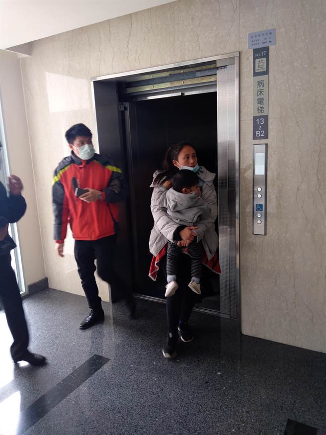 新竹马偕医院31日举办院长交接礼拜，但有电梯突然停电，宾客受困其中，幸亏最后自行脱困。（邱立雅摄）