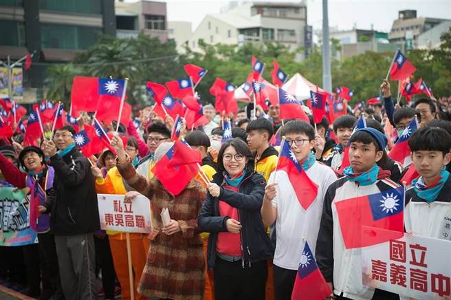 嘉義市政府109年舉行元旦升旗暨健行活動，參加民眾多。（嘉義市政府提供／資料照片）