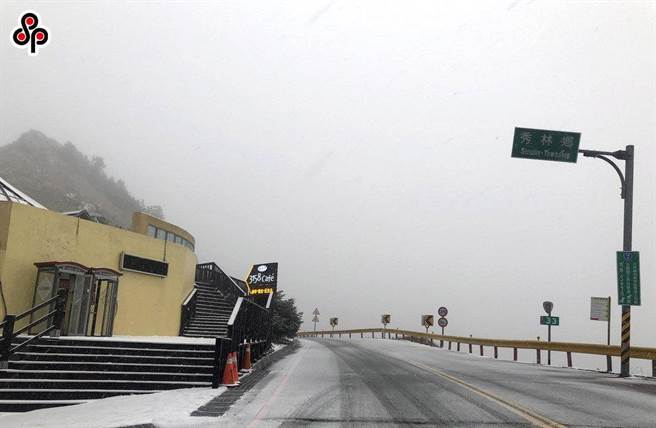 交通部公路总局宣布台14甲合欢山等4条高山公路段，由于降雪机率低解除封路。（民眾提供／黄立杰南投传真）