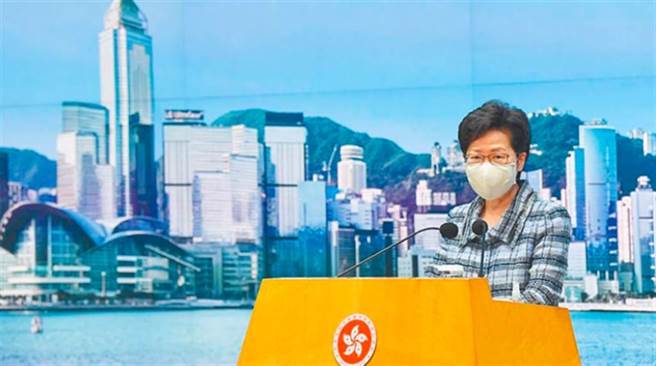 2020年，香港人经歷新冠疫情，经济大受打击外，《香港国安法》上路，也造成社会动盪。展望新的一年，香港特首林郑月娥表示，抗疫仍是特区政府首要任务，会尽一切努力「外防输入、内防扩散」，同时，对于抗暴工作也从不敢松懈，祝愿香港重新出发。（中新社资料照）