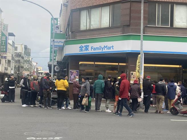 天后阿妹台东开唱进入倒数阶段，台东市街上的超商从9点起纷纷涌现人潮，原来是为了台东限量开卖的张惠妹口罩。（蔡旻妤摄）
