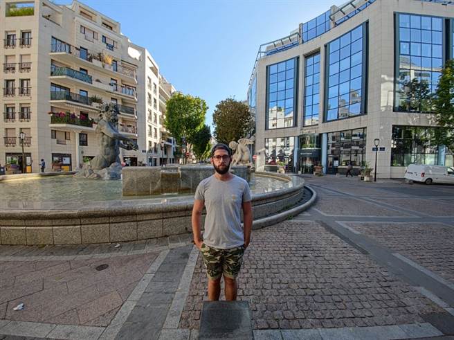 小米10 Ultra超广角相机视野广泛，且边缘变形控制的很好。（摘自DxoMark）
