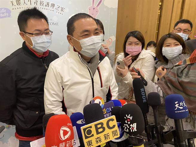 台北市長柯文哲今天上午10點宣布北市跨年晚會照常舉行，新北市長侯友宜31日上午視察三重區產後護理之家表示，冬季是病毒好發期，變種病毒更是來勢洶洶，全球疫情嚴峻，應以更嚴肅態度面對，防疫與安全絕對優於一切。（戴上容攝）