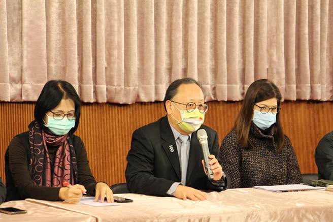 高市副市长史哲（中）31日上午率相关局处对外说明「跨百光年」后续措施。（林宏聪摄）