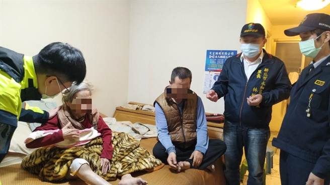 新北市永和警分局警员与下溪里里长林敏德、派出所民防分队小队长吴富连等关心弱势。（永和警分局提供）