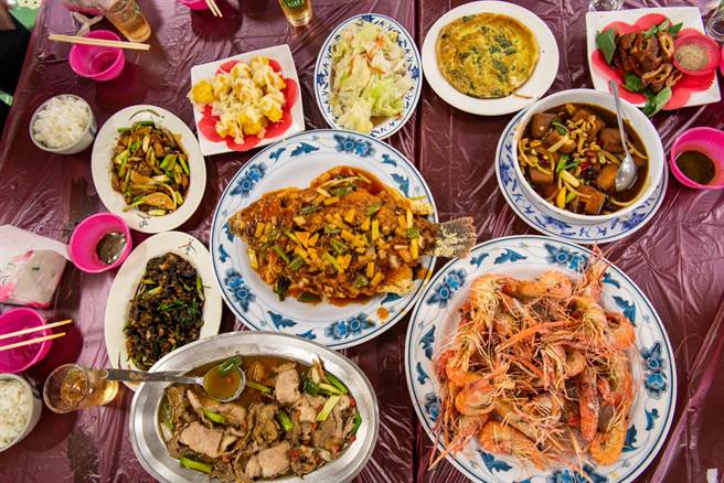 基于「能不浪费就不浪费」和「感恩惜福」的原则，办桌人员通常会将菜尾分食给街友和社会弱势。（示意图／达志影像）