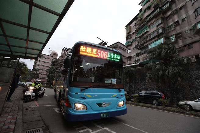 基隆市506壮观里公车路线顺利开通，市长林右昌期许这条路线能够长久营运下去。（基隆市政府提供／陈彩玲基隆传真）