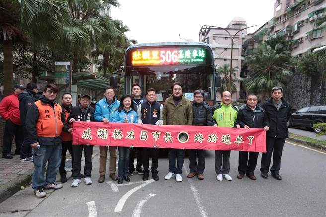 市长林右昌31日亲自前往壮观里的候车站与市民一同等待公车。（基隆市政府提供／陈彩玲基隆传真）