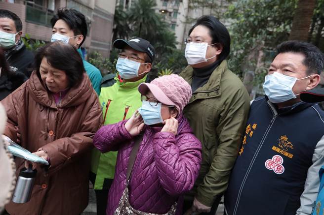 市长林右昌31日亲自前往壮观里的候车站与市民一同等待公车。（基隆市政府提供／陈彩玲基隆传真）