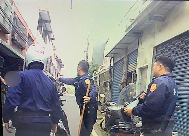 警方到场后，将持刀的阮男制伏。（翻摄照片／庄旻静新竹传真）